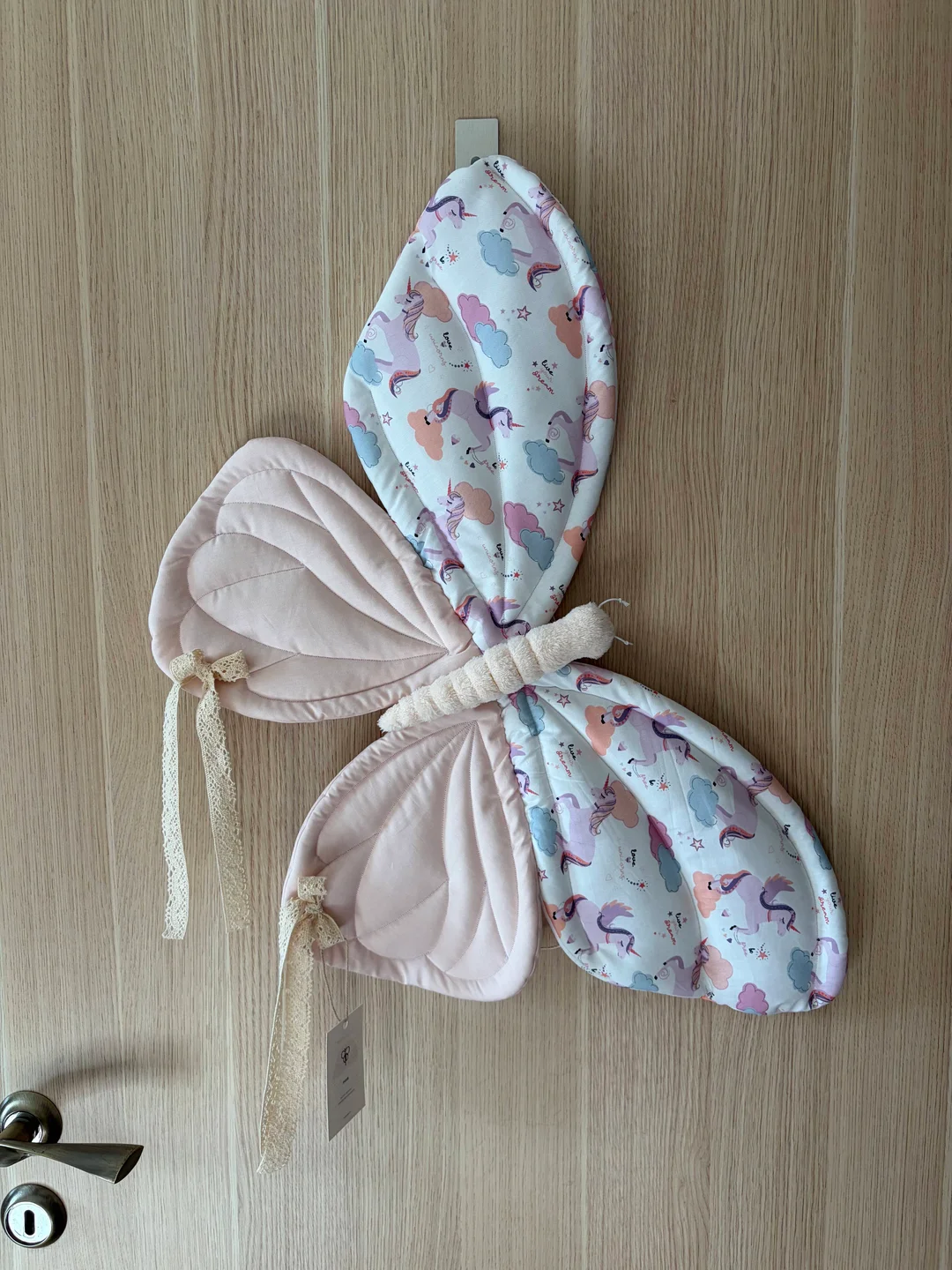 NOLA Pixie pillangó függő – Púder unikornis — 5