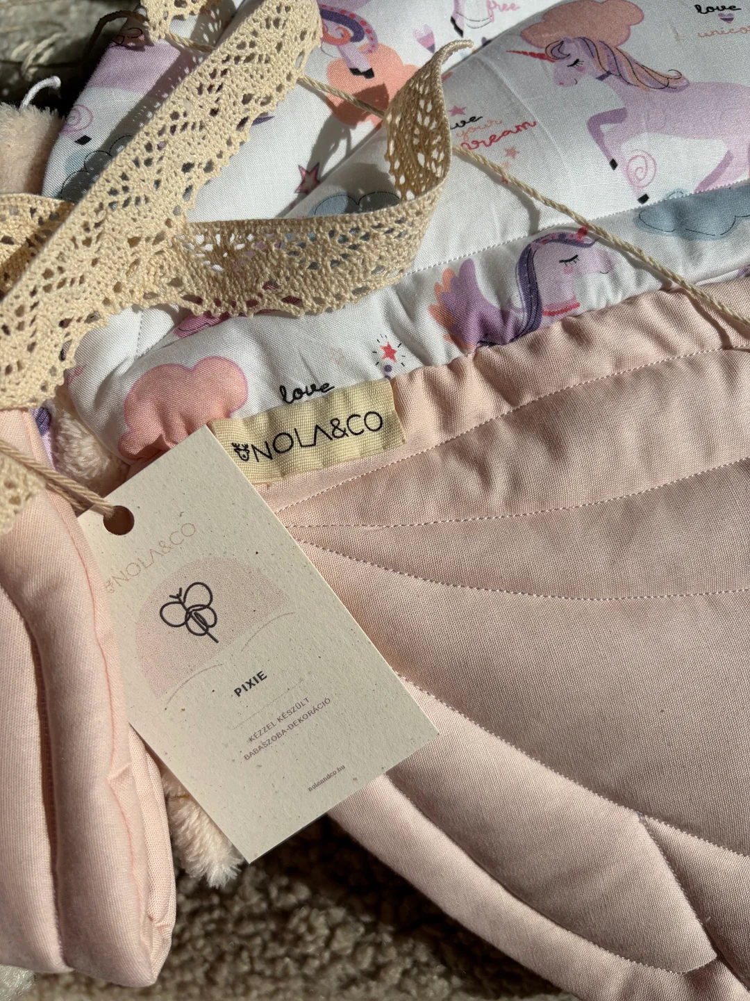 NOLA Pixie pillangó függő – Púder unikornis — 7